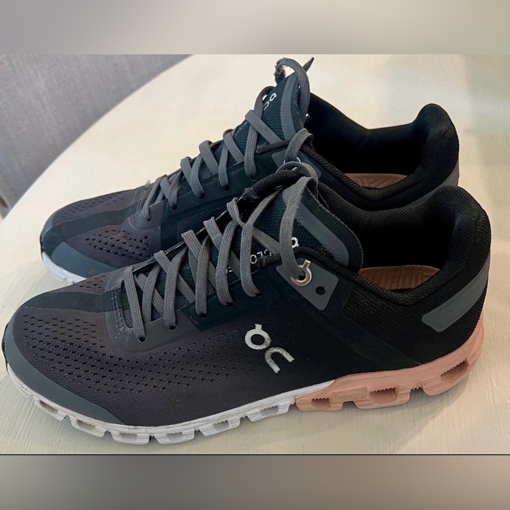 Like NEW! On Cloud Running Shoes - Picture 2 of 6